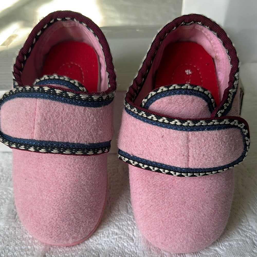 Foamtreads Pink Little Girl’s Slippers with Velcro Straps Size 9 Toddler